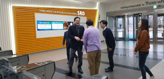이재용(왼쪽) 삼성전자 부회장이 2일 화성사업장 내에 있는 반도체연구소를 방문해 직원들과 인사하고 있다.  삼성전자 제공